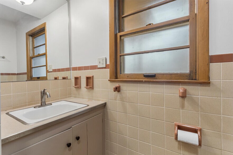 Building Photo - 1320 Alms Dr