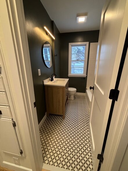 Main Level Bath - 583 Cromwell Ave
