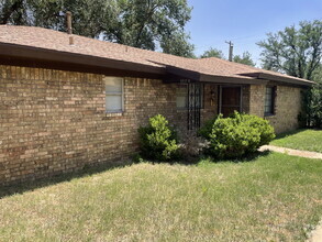 Building Photo - Beautiful Two Bedroom Duplex Near TTU!