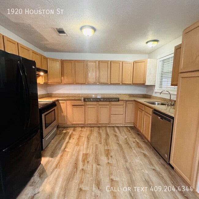 Building Photo - 1920 Houston St