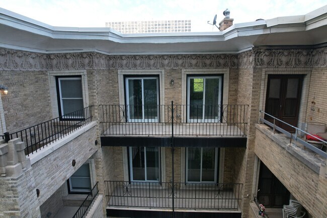 Building Photo - 4338 N Clarendon Ave