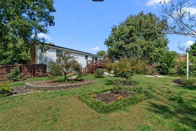 Building Photo - 11423-11425 5 Cedars Rd