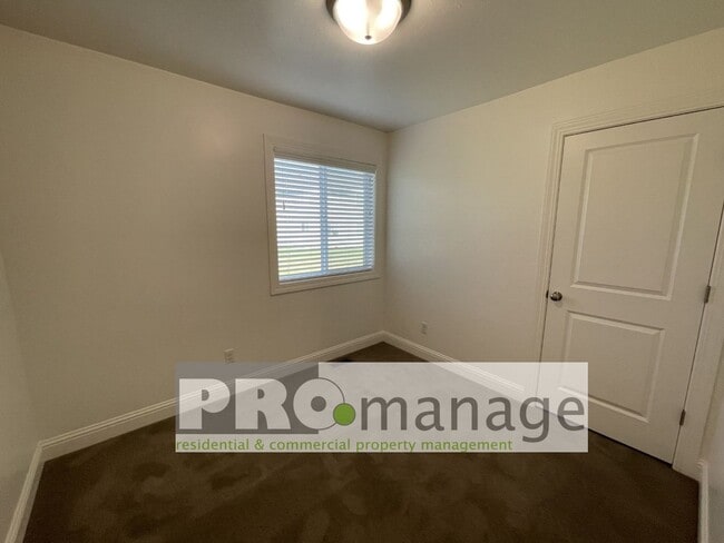 Building Photo - 3 Bed, 2 Bath Town Home w/ 2 Car Garage - Idaho Falls