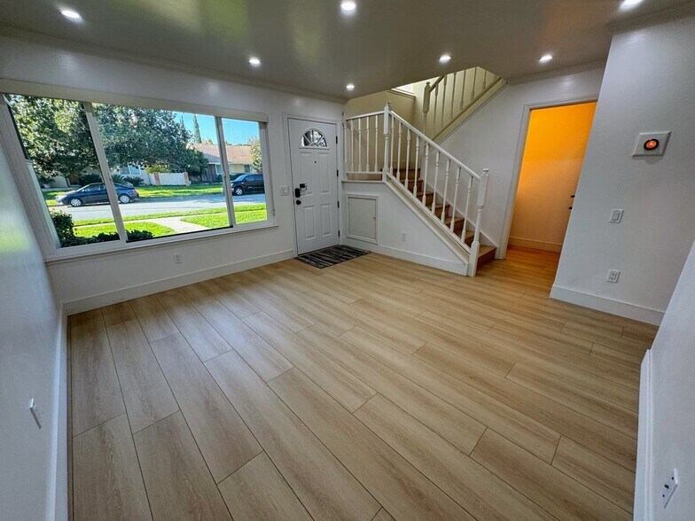 Building Photo - 4894 Rue Le Mans