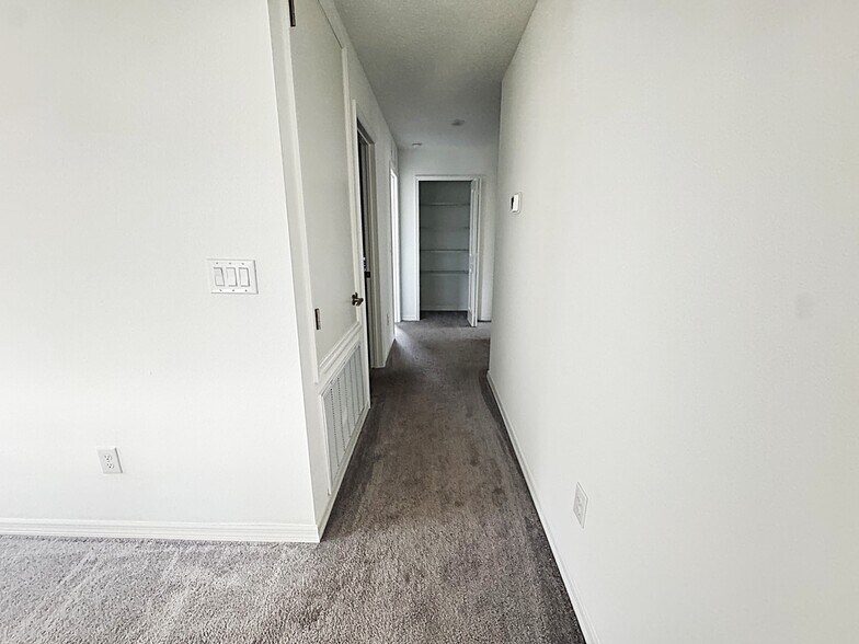 upstairs hallway - 2505 Leonia Ln