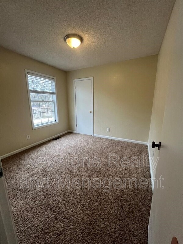 Building Photo - 404 Sideline Dr