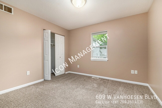 Building Photo - 609 W Van Hoesen Blvd