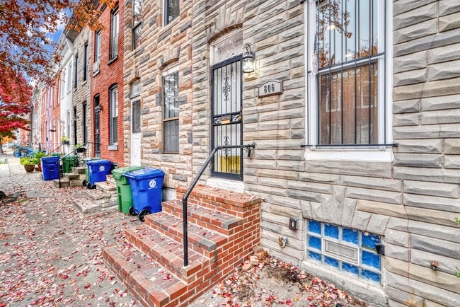 Building Photo - Woodward St