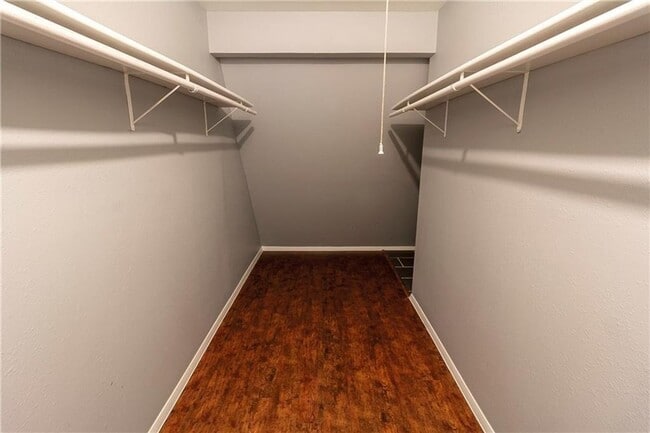 Building Photo - 3901 Knollwood Dr