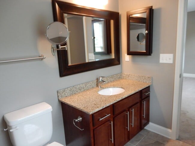 Building Photo - Like New Townhome in Old SW! Close to Cari...