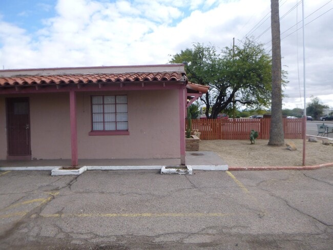 Building Photo - 1435 E Benson Hwy