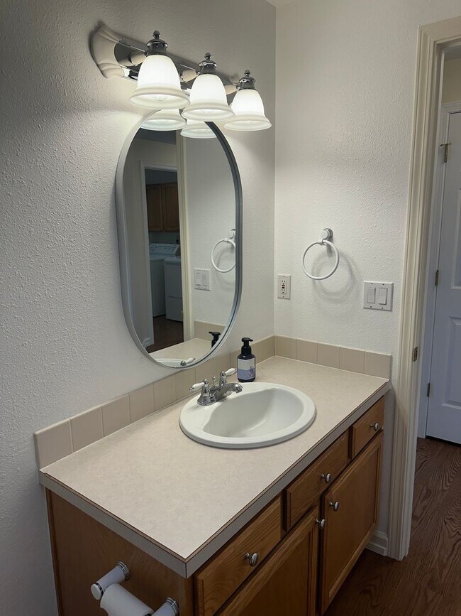 Building Photo - Beautiful 3 bedroom 2 bathroom house in a ...