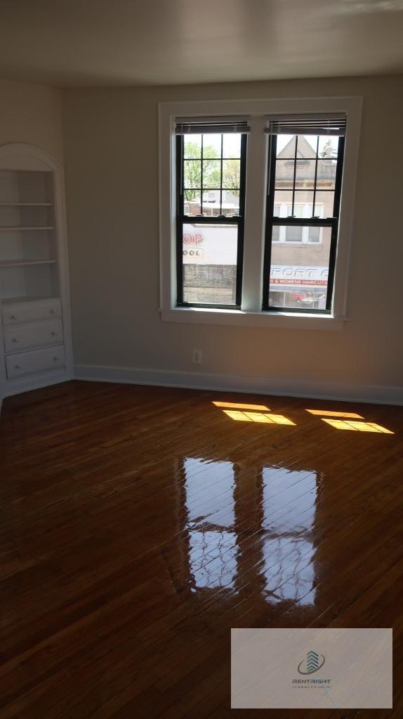 Building Photo - 5037 W Montrose Ave