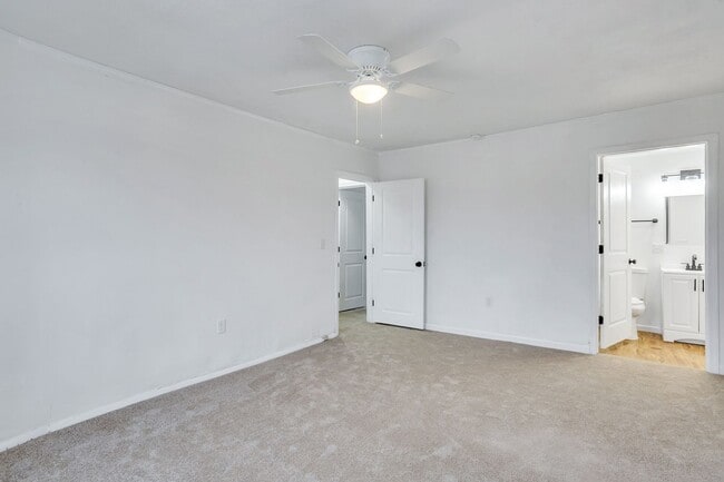 Building Photo - 2 bed 2 bath - great location, off street ...