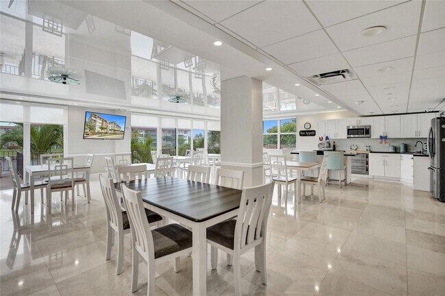 Building Photo - 1150 Hillsboro Mile Unit 1016