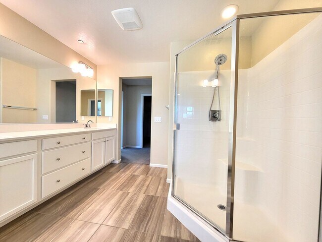 Building Photo - 4 Bedroom House with Community Pool, Baseb...