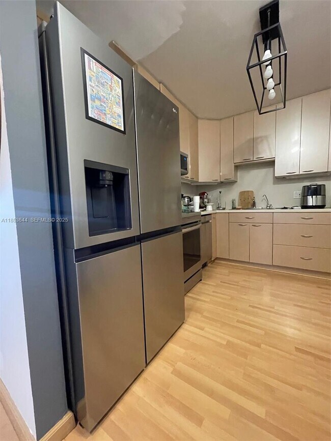 Building Photo - 2500 Parkview Dr