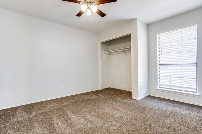 Building Photo - 3 Bedroom Townhome in Kennedale - Fast Mov...