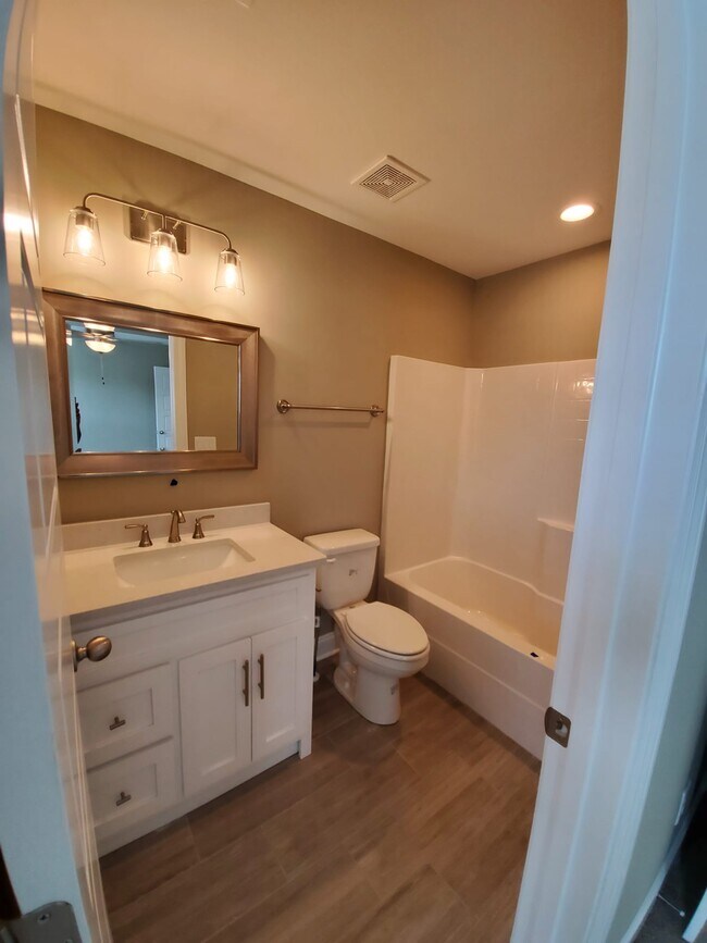 Guest Bath - 555 Gresham Ln