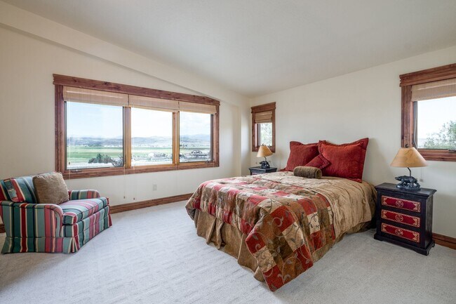 Building Photo - Private Hillside Ranch Home Available Wint...