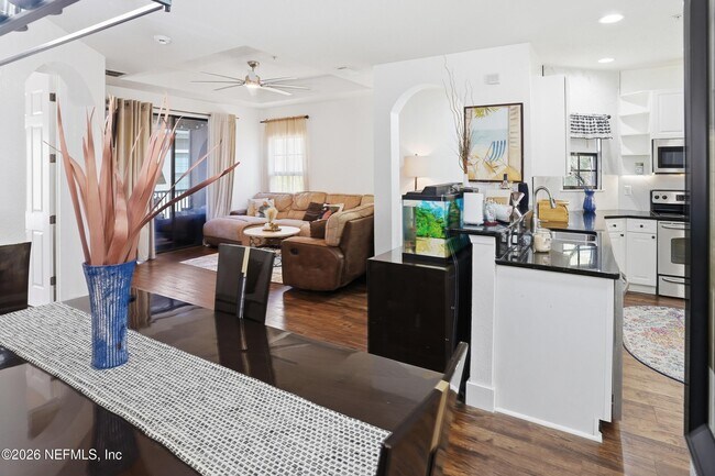 Building Photo - 450 La Travesia Flora