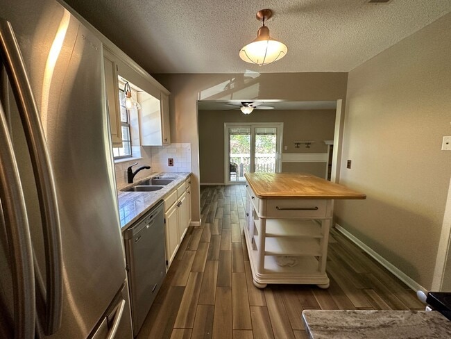 Building Photo - 2 bedroom 2 bath condo w/ balcony & garage available for rent in Mill Ridge!