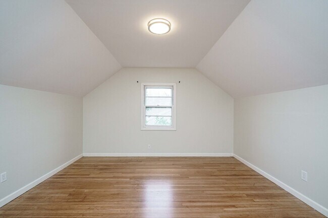 Building Photo - PET FRIENDLY Super Cute Craftsman Home 3 bedroom 1 Bath with Basement