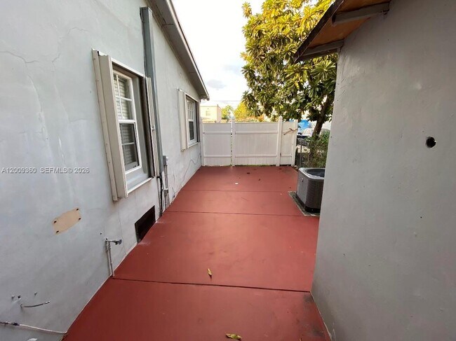 Building Photo - 2544 SW 20th St