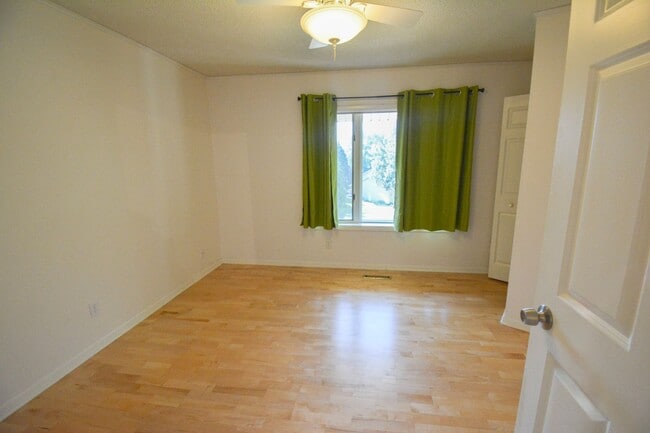 Building Photo - 6 Bed, 3.5 Bath Home for Rent – Retro Char...