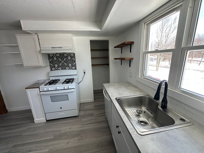 Building Photo - 5836 East Lane - Single Family ready for move in!