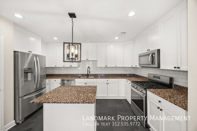 Building Photo - 2622 W Diversey Ave