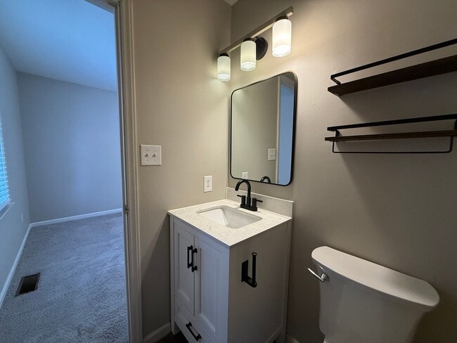 Building Photo - 3-Bedroom Townhome Just Minutes From Downtown Hickory!