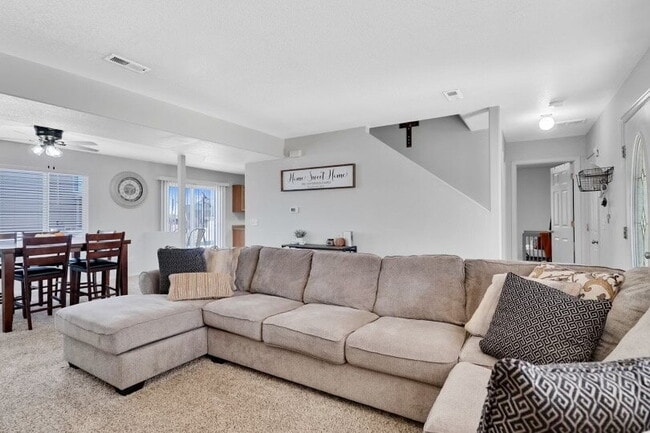 Building Photo - 2205 Meadowlark Ln