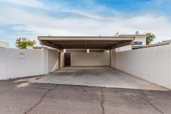 Building Photo - Beautiful townhome in Scottsdale!