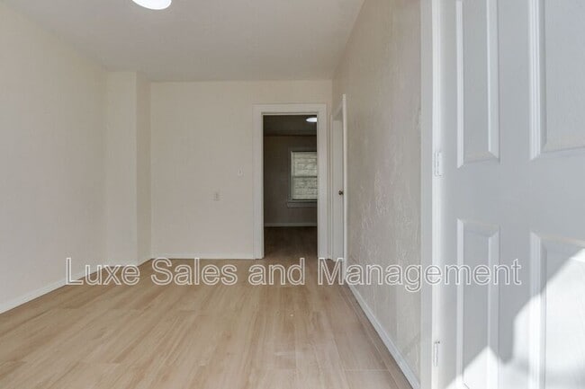 Building Photo - 905 E Rogers St