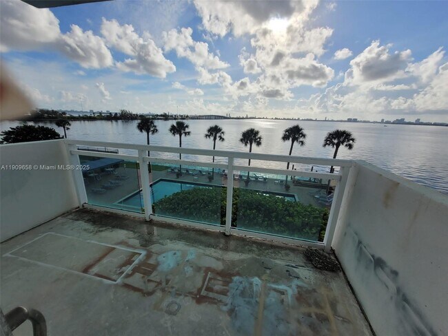 Building Photo - 3301 NE 5th Ave