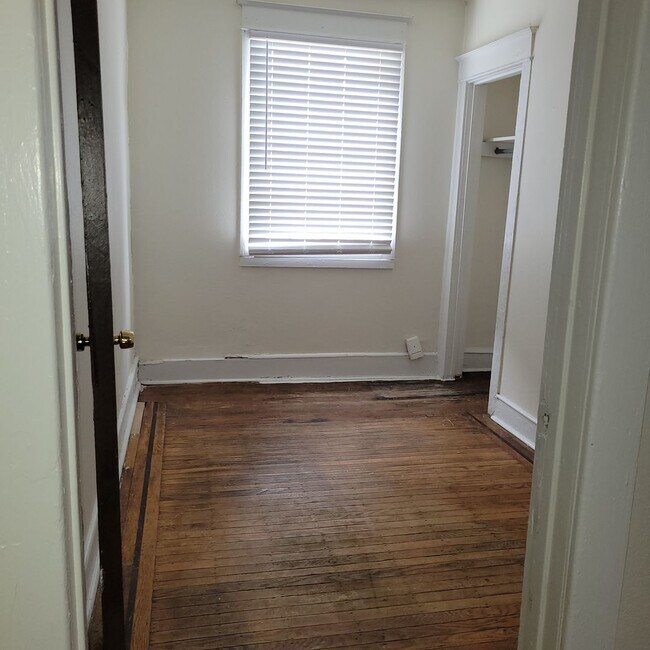 Building Photo - 3-bed Philly home with hardwood floors, an...