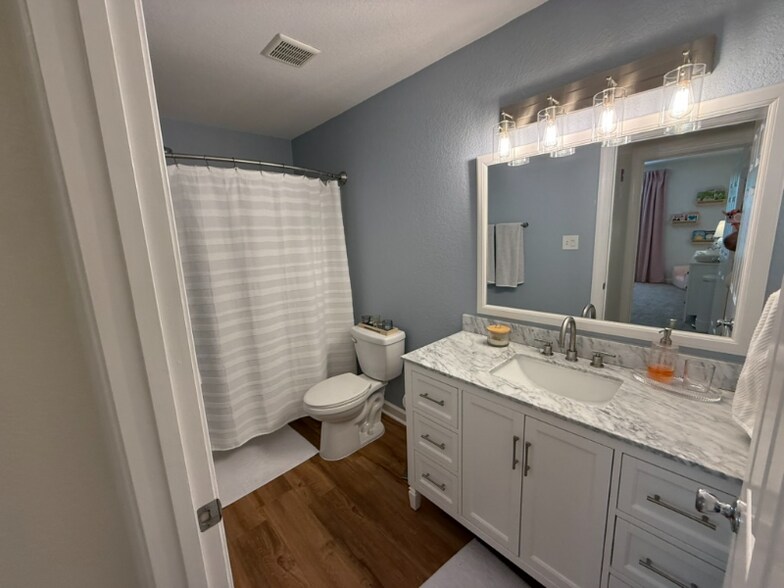 Building Photo - 472 Fieldstone Glen Way