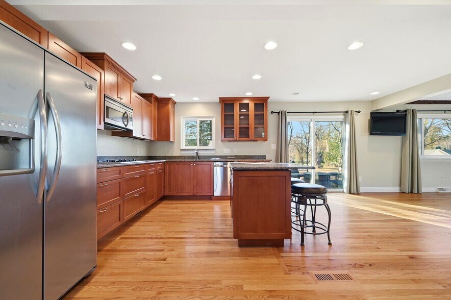 Building Photo - 5595 Birdview Heights