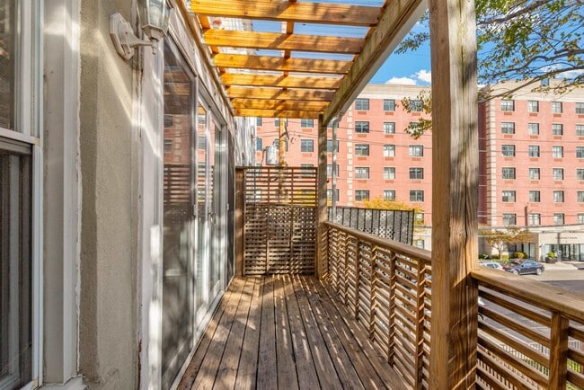 Building Photo - 526 Manila Ave