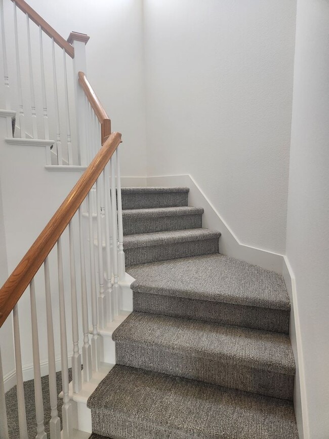 Building Photo - Great Santa Rosa Neighborhood 3 Bedroom, 2.5 Bathrooms