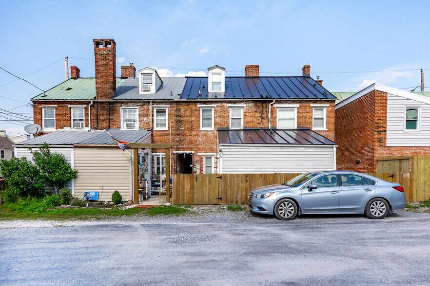 Building Photo - 19 Degrange St