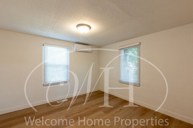Building Photo - 3-Bedroom Home with Fenced Yard & Off-Stre...