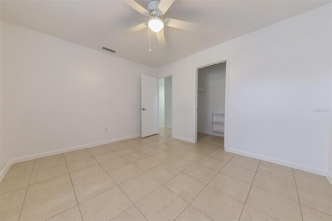 Building Photo - 2218 Leo Dr