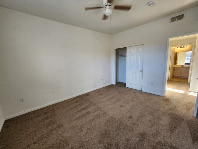 Building Photo - Fantastic, well maintained 2 bedroom condo.