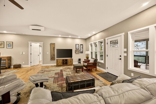 Building Photo - 860 Humbug Creek Rd