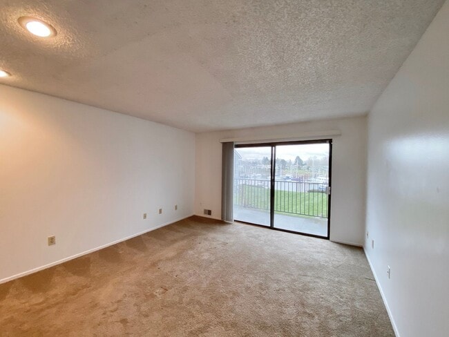 Building Photo - 34 foot boat slip included in rent!  Spacious 3 bedroom Jantzen Beach condo