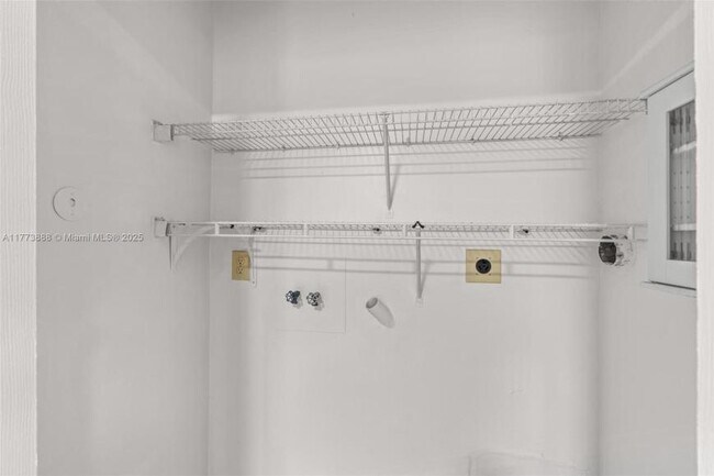 Building Photo - 3 bedroom in Hollywood FL 33021
