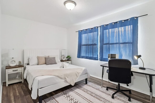 Building Photo - 609 Carlsbad St