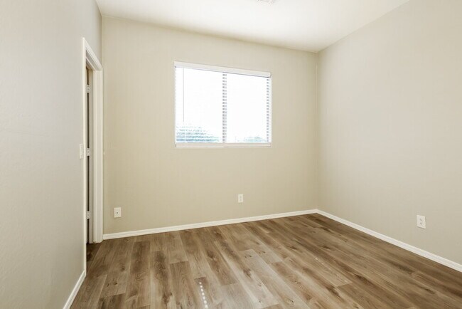 Building Photo - 11809 W Hopi St